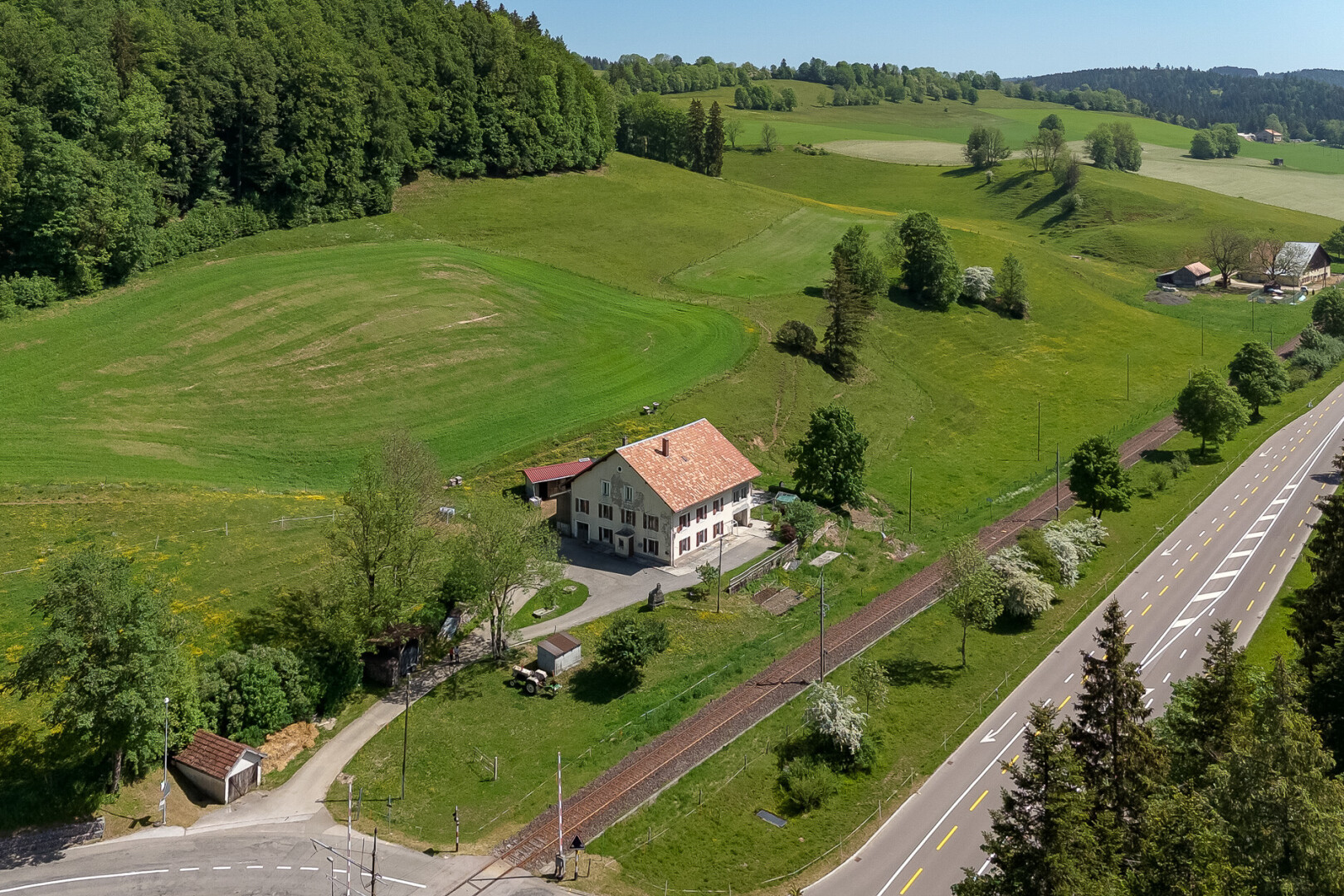 façade avec property visible, pelouse, rural view, et vue rurale
