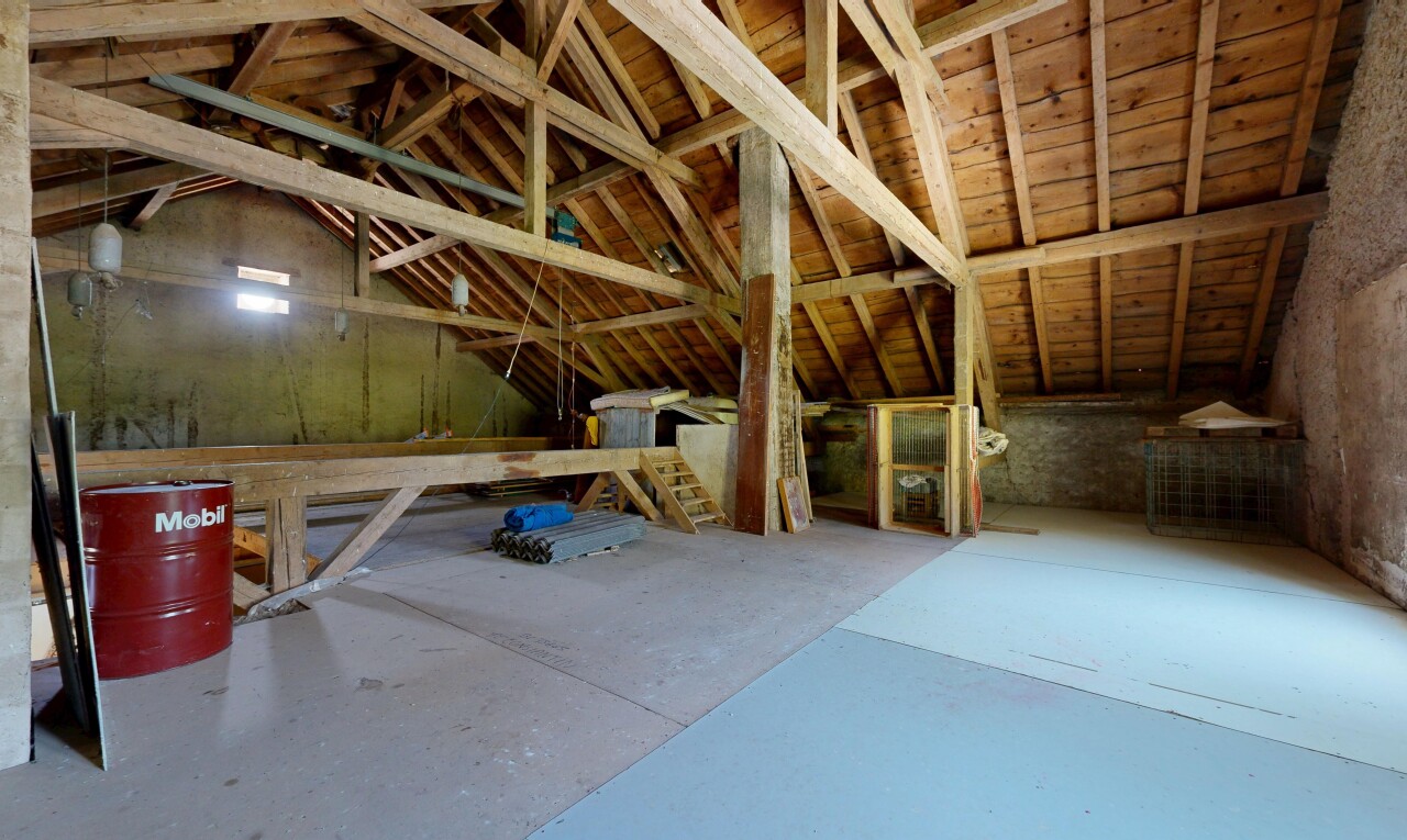 pièce vide avec inside property, plafond voûté, vaulted ceiling, plafond cathédrale, et cathedral ceiling