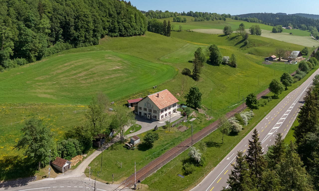 façade avec property visible, pelouse, rural view, et vue rurale