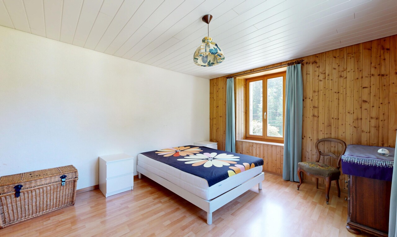 chambre avec wood finish floor, sol en finition bois, inside property, drywall, et cloison sèche