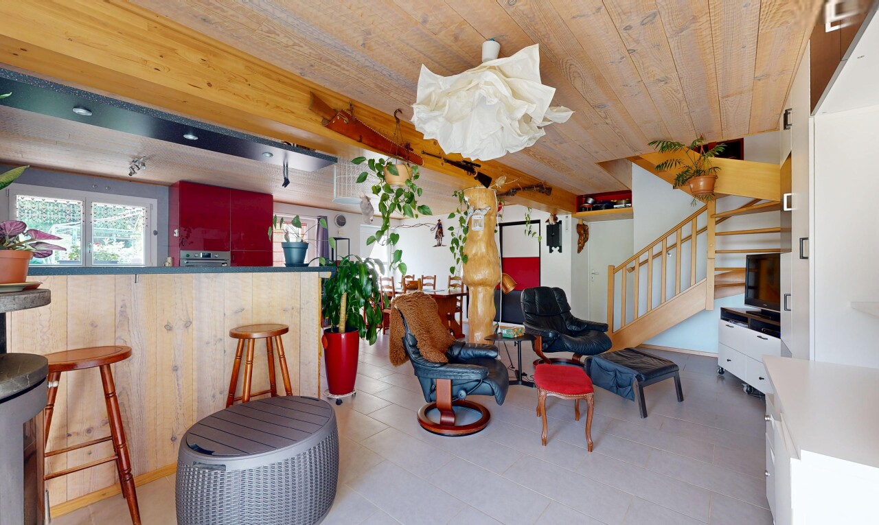 salon avec escaliers, inside property, light floor, lumière naturelle, et natural light