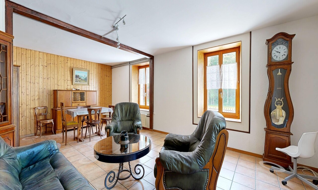 salon / salle à manger avec mur en bois, wood wall, lumière naturelle, natural light, et inside property