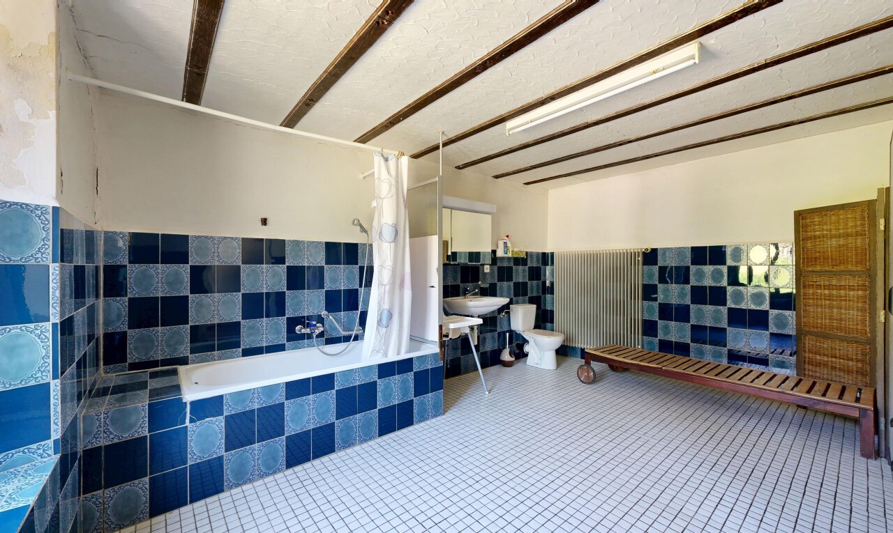 salle de bains avec douche-bain combinés, salle de bain complète, inside community, drywall, et wainscot wall
