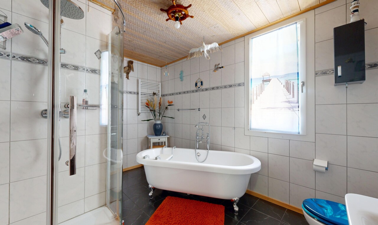 salle de bains avec douche, salle de bain complète, mur en carrelage, tile wall, et lumière naturelle