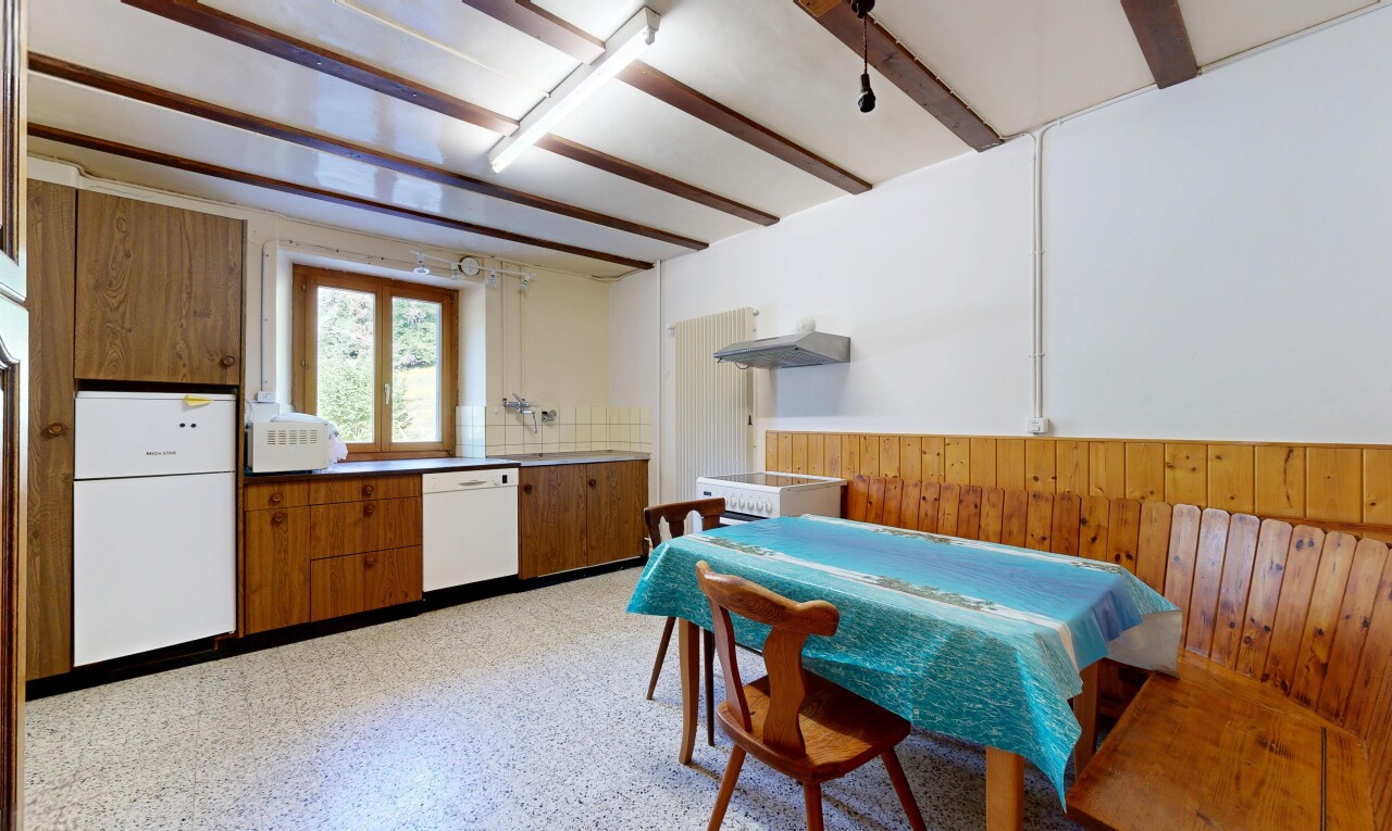 salle à manger avec wood wall, mur en bois, wainscot wall, mur à lambris, et natural light