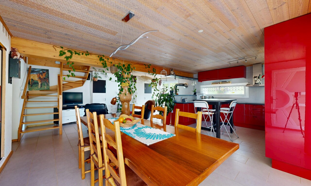 salle à manger avec escaliers, inside property, télévision, sol en vinyle, et vinyl floor