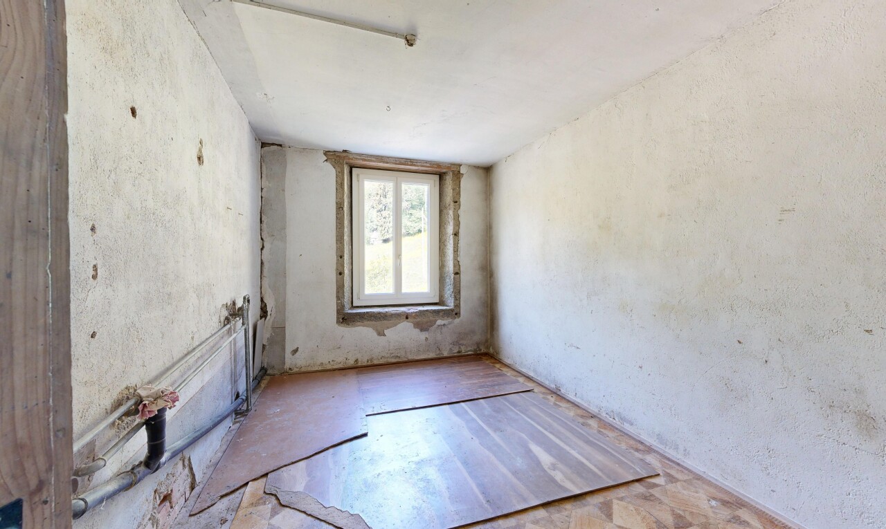 pièce vide avec lumière naturelle, natural light, mur en béton, concrete wall, et inside property