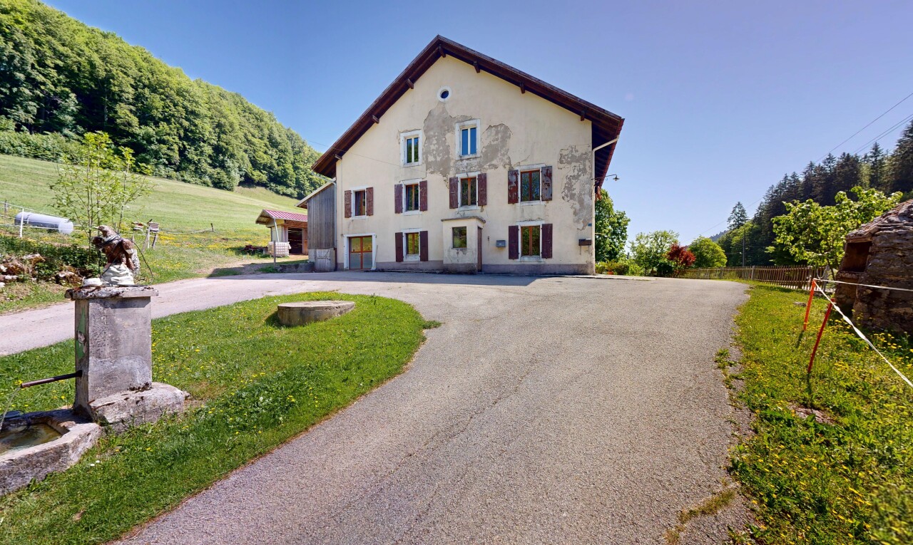 façade avec property visible, bardage en stuc, day time, et pelouse