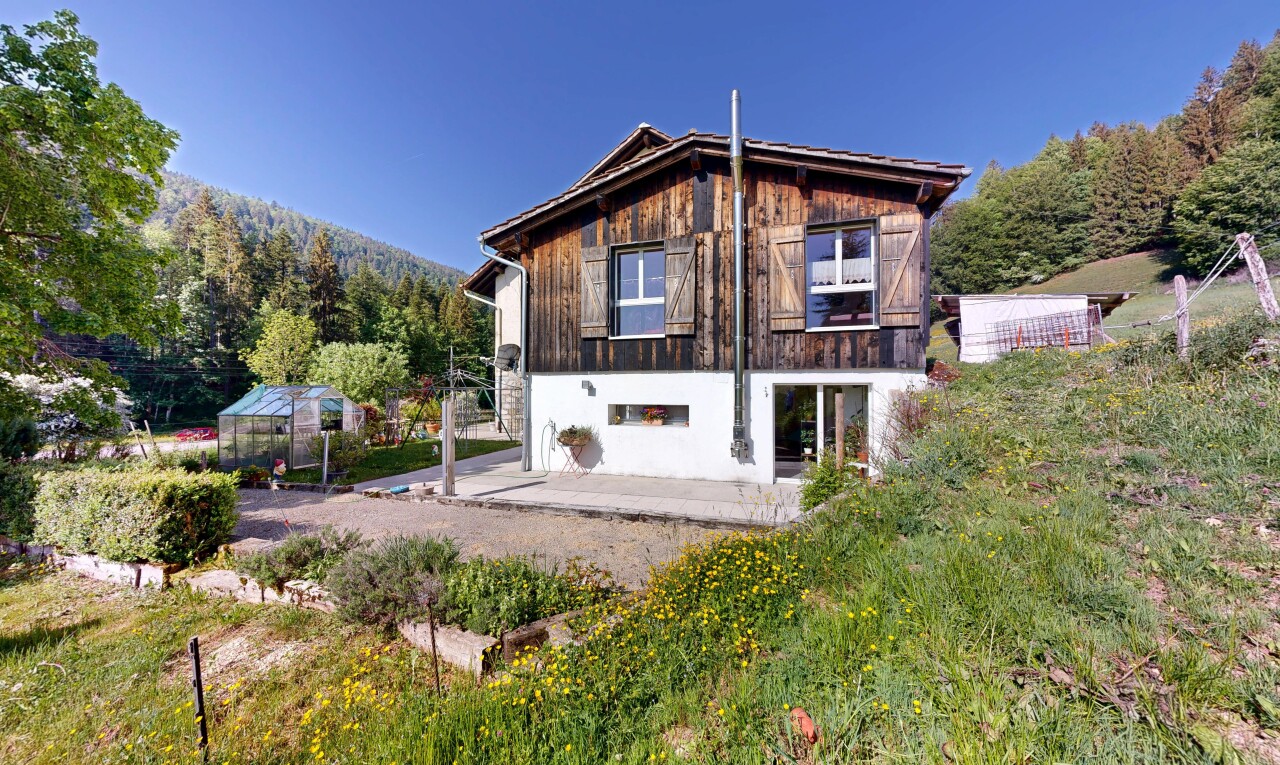façade avec bardage vertical, bardage en bois, property visible, serre, et day time