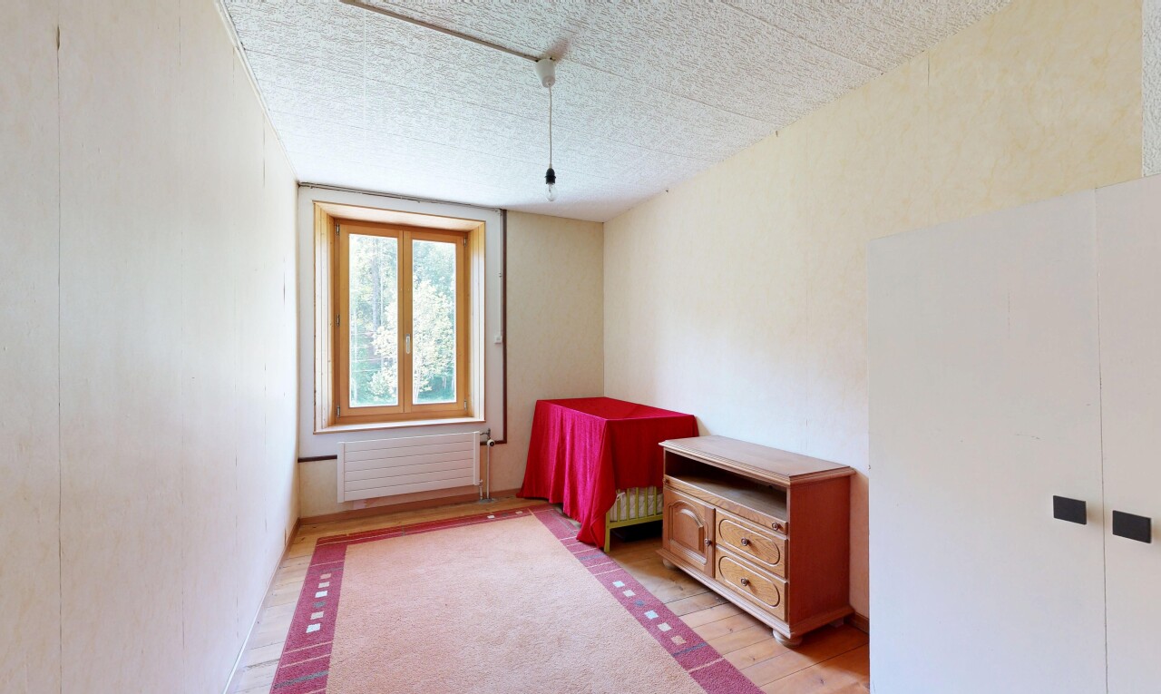 chambre avec inside property, sol en finition bois, wood finish floor, radiateur, et lumière naturelle