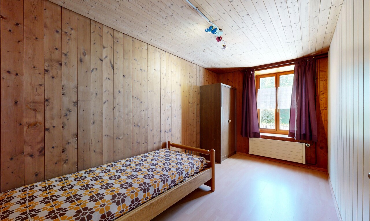 chambre avec radiateur, lumière naturelle, natural light, plafond en bois, et wood ceiling