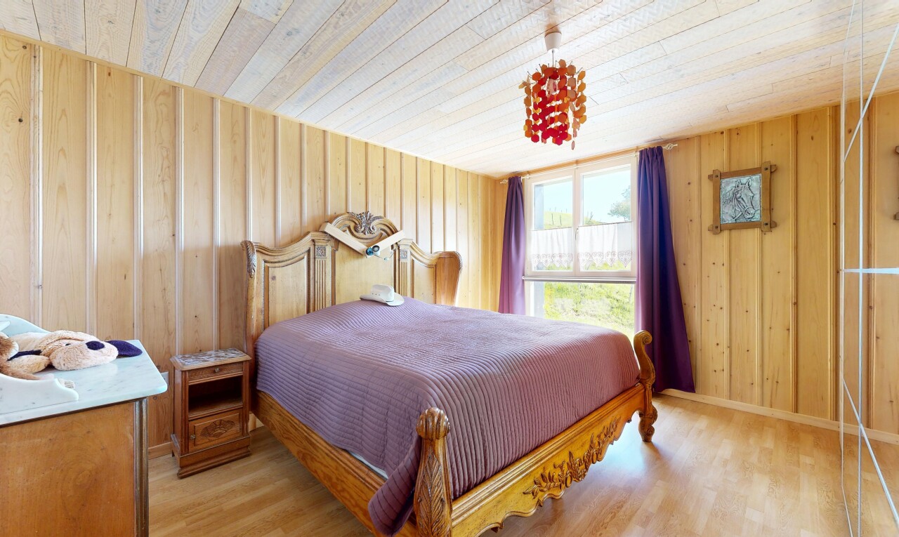 chambre avec sol en finition bois, wood finish floor, plafond en bois, wood ceiling, et lumière naturelle