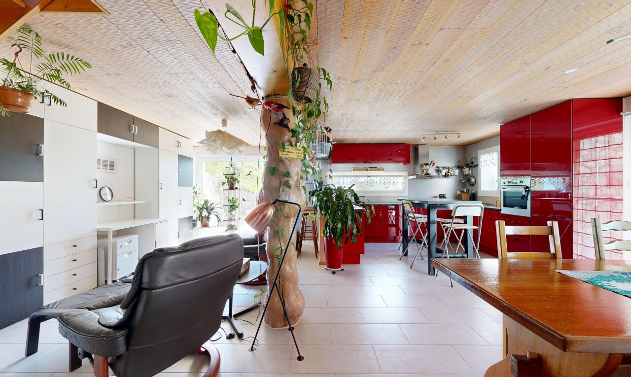 salle à manger avec inside property, light floor, lumière naturelle, et natural light