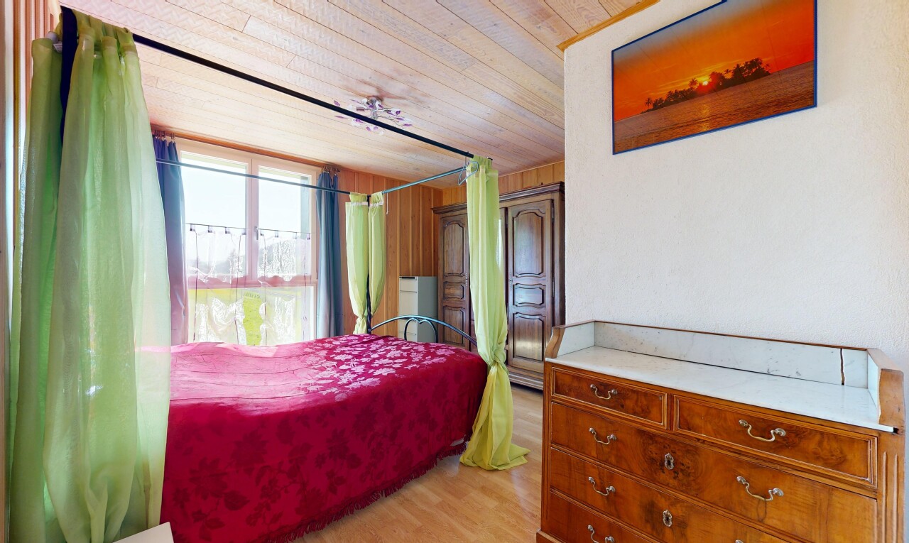 chambre avec wood finish floor, sol en finition bois, inside property, natural light, et lumière naturelle