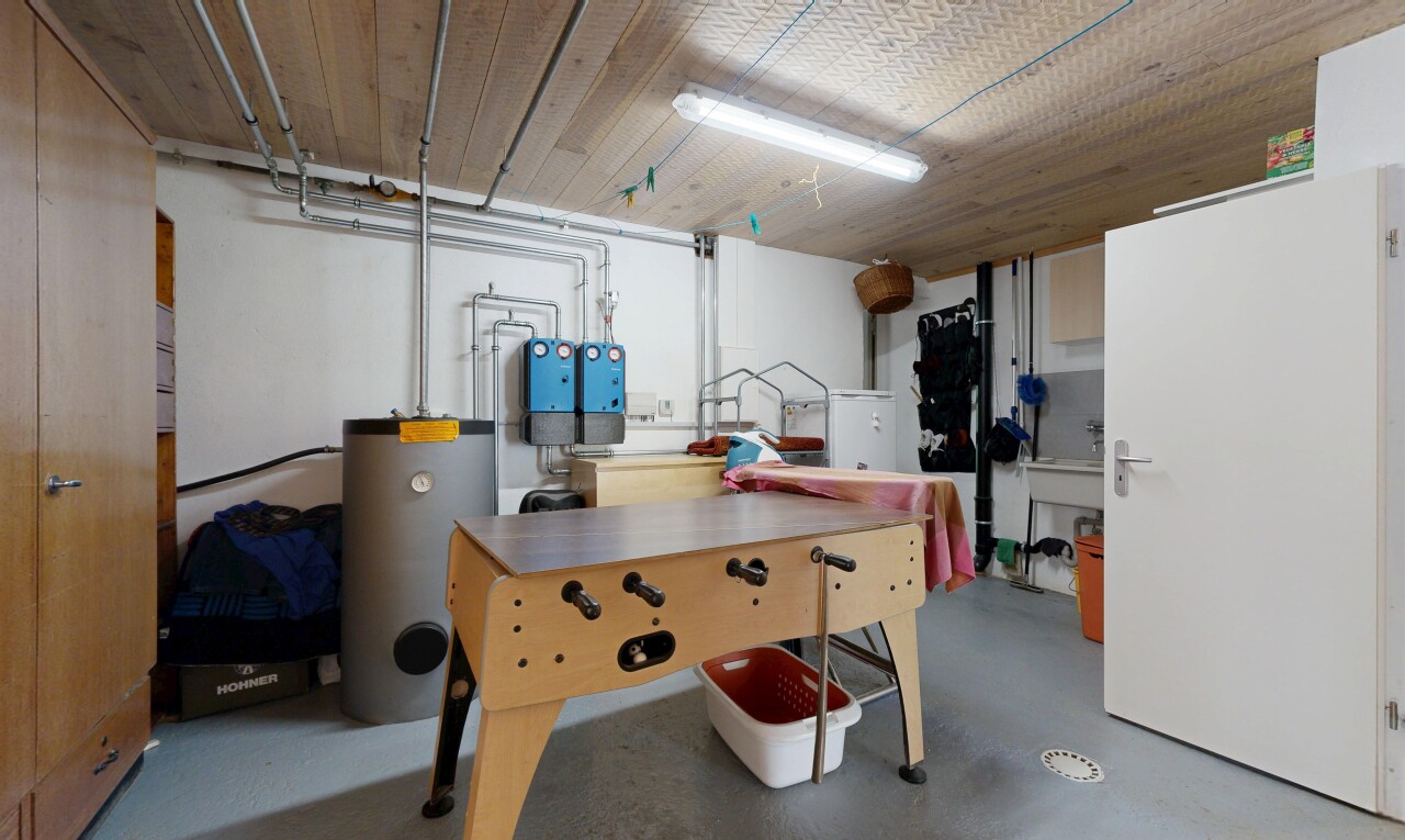 cuisine avec chauffe-eau, concrete floor, sol en béton, inside property, et drywall