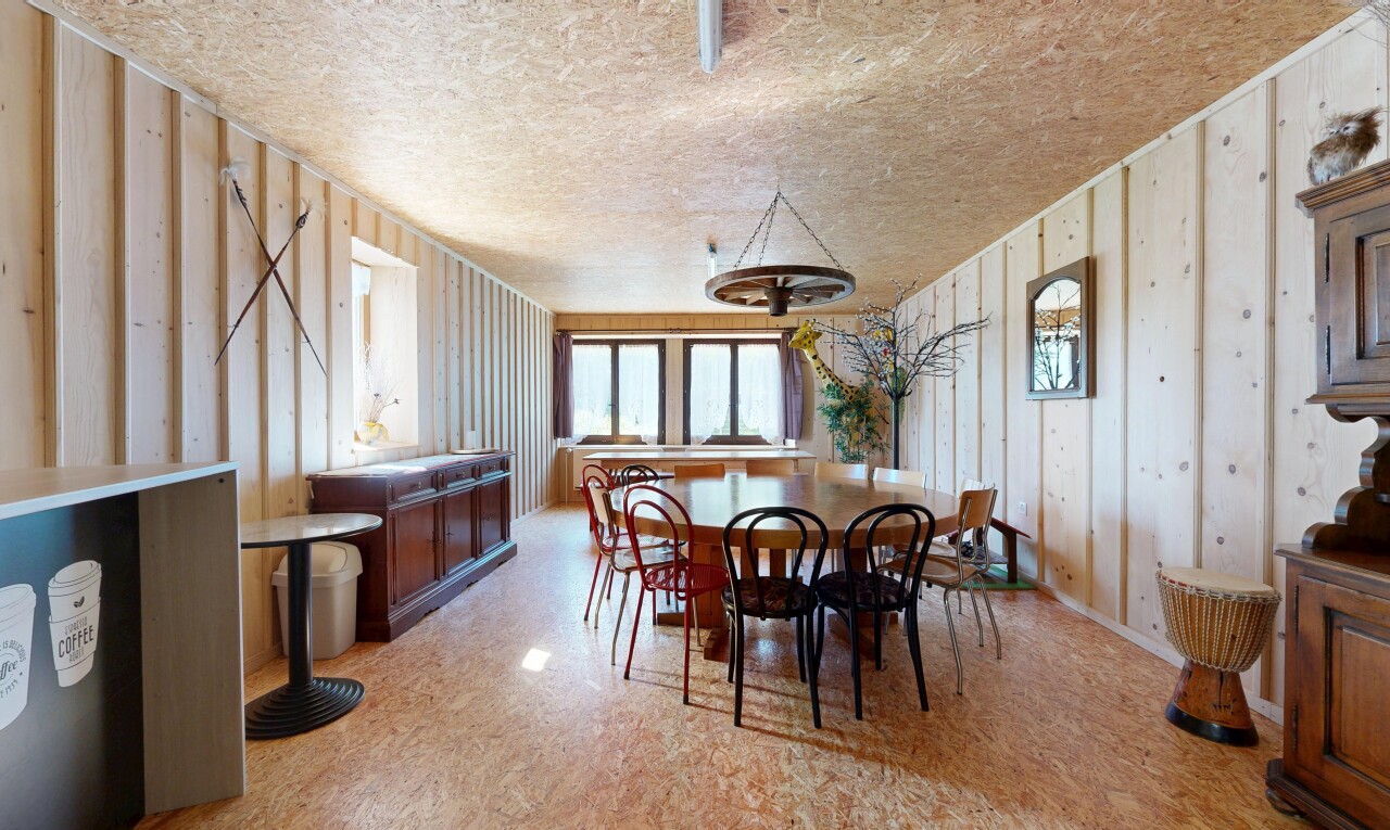 salle à manger avec inside property, sol en vinyle, vinyl floor, lumière naturelle, et natural light