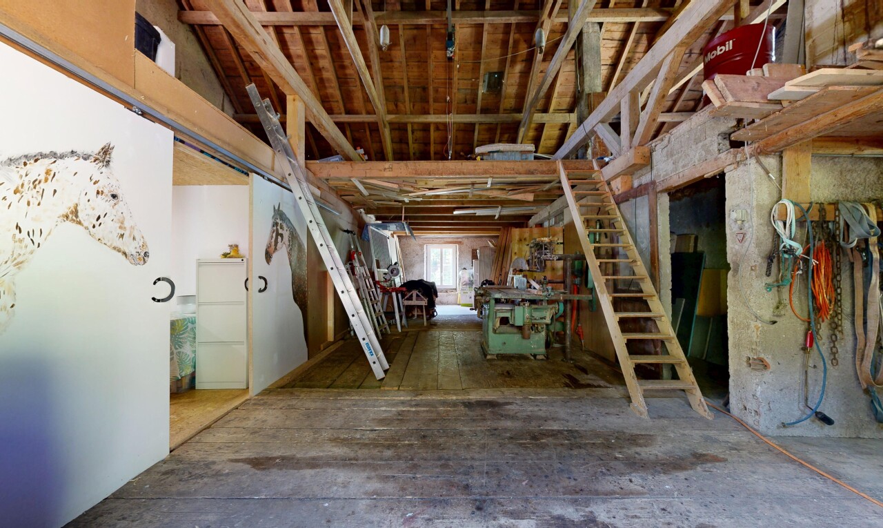 parking avec escaliers et inside property