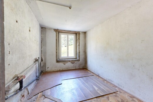pièce vide avec lumière naturelle, natural light, mur en béton, concrete wall, et inside property