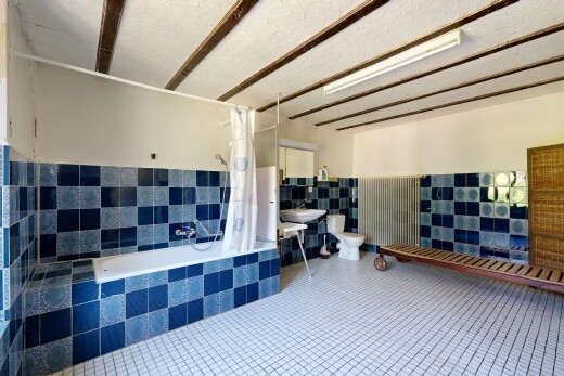 salle de bains avec douche-bain combinés, salle de bain complète, inside community, drywall, et wainscot wall