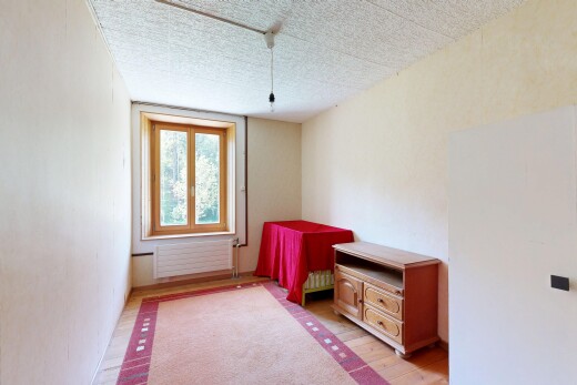 chambre avec inside property, sol en finition bois, wood finish floor, radiateur, et lumière naturelle