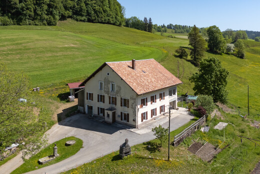façade avec property visible, pelouse, woods view, vue sur les bois, et allée