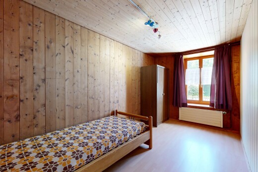 chambre avec radiateur, lumière naturelle, natural light, plafond en bois, et wood ceiling