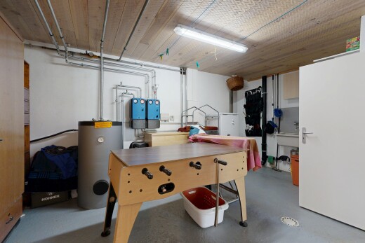küche mit wasserkocher, concrete floor, betonboden, inside property, und drywall