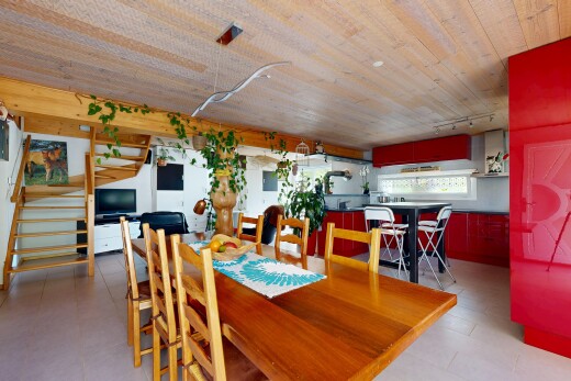 salle à manger avec escaliers, inside property, télévision, sol en vinyle, et vinyl floor