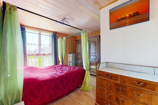 chambre avec wood finish floor, sol en finition bois, inside property, natural light, et lumière naturelle