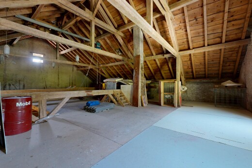pièce vide avec inside property, plafond voûté, vaulted ceiling, plafond cathédrale, et cathedral ceiling
