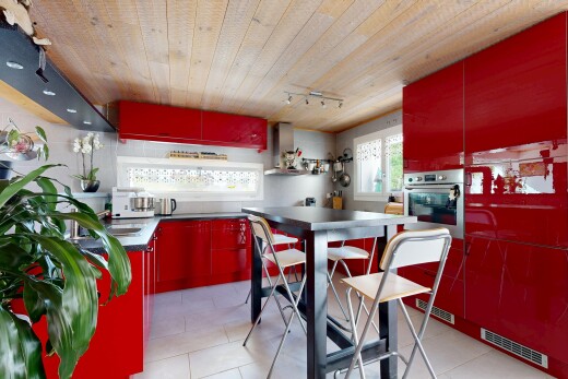 cuisine avec red cabinets, armoires rouges, wood ceiling, plafond en bois, et dark countertops