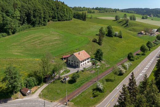 außenansicht mit property visible, rasen, rural view, und ländliche aussicht