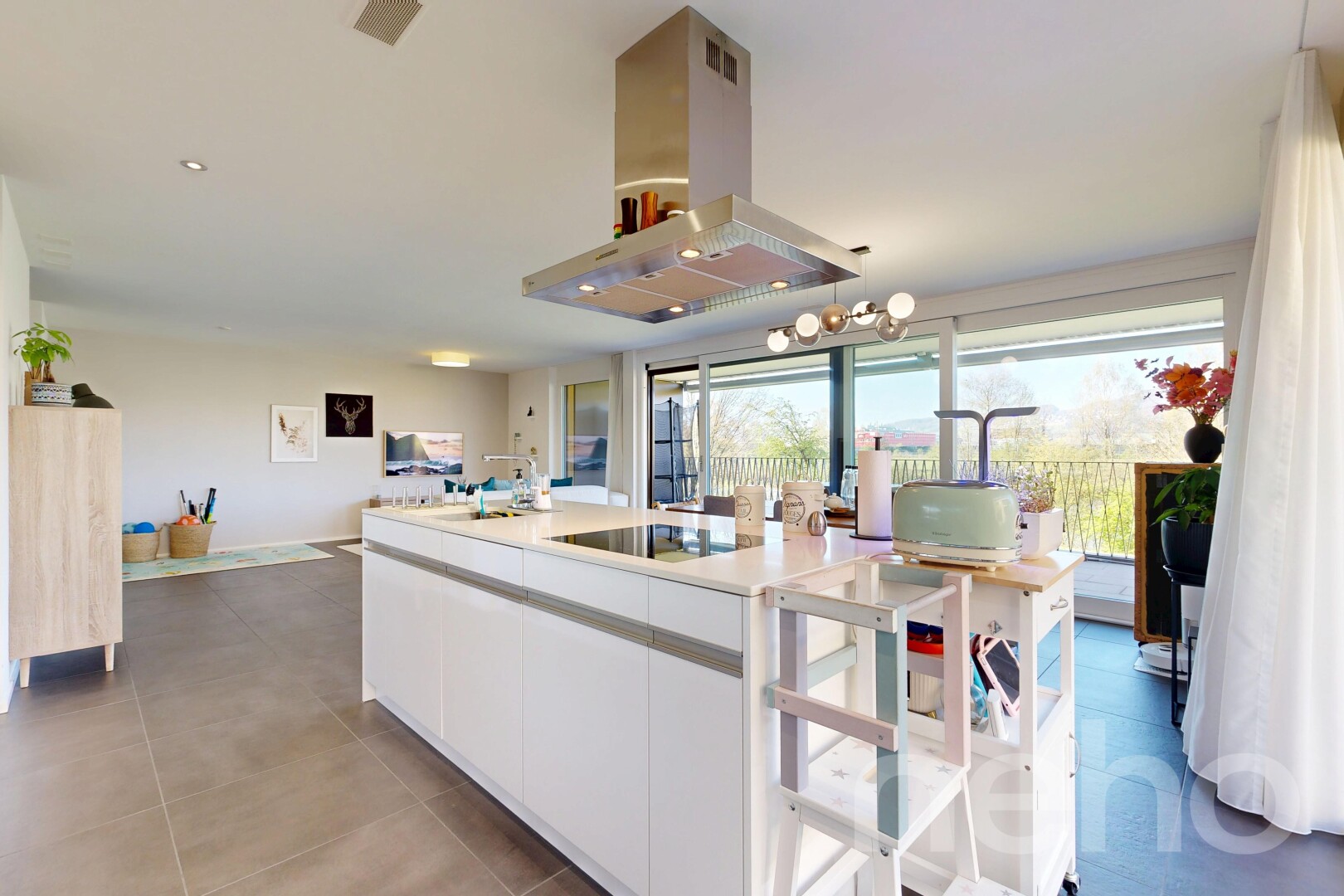 cuisine avec hotte, plans de travail, light countertops, inside property, et îlot de cuisine