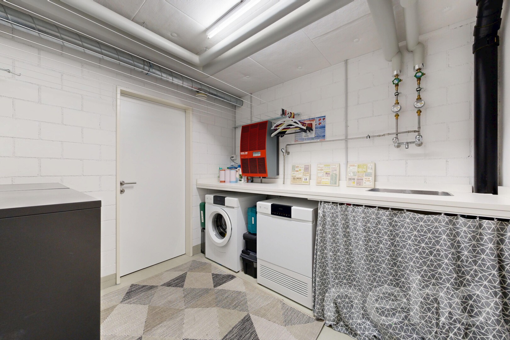 buanderie avec sol en vinyle, vinyl floor, light floor, buanderie, et vinyl tile