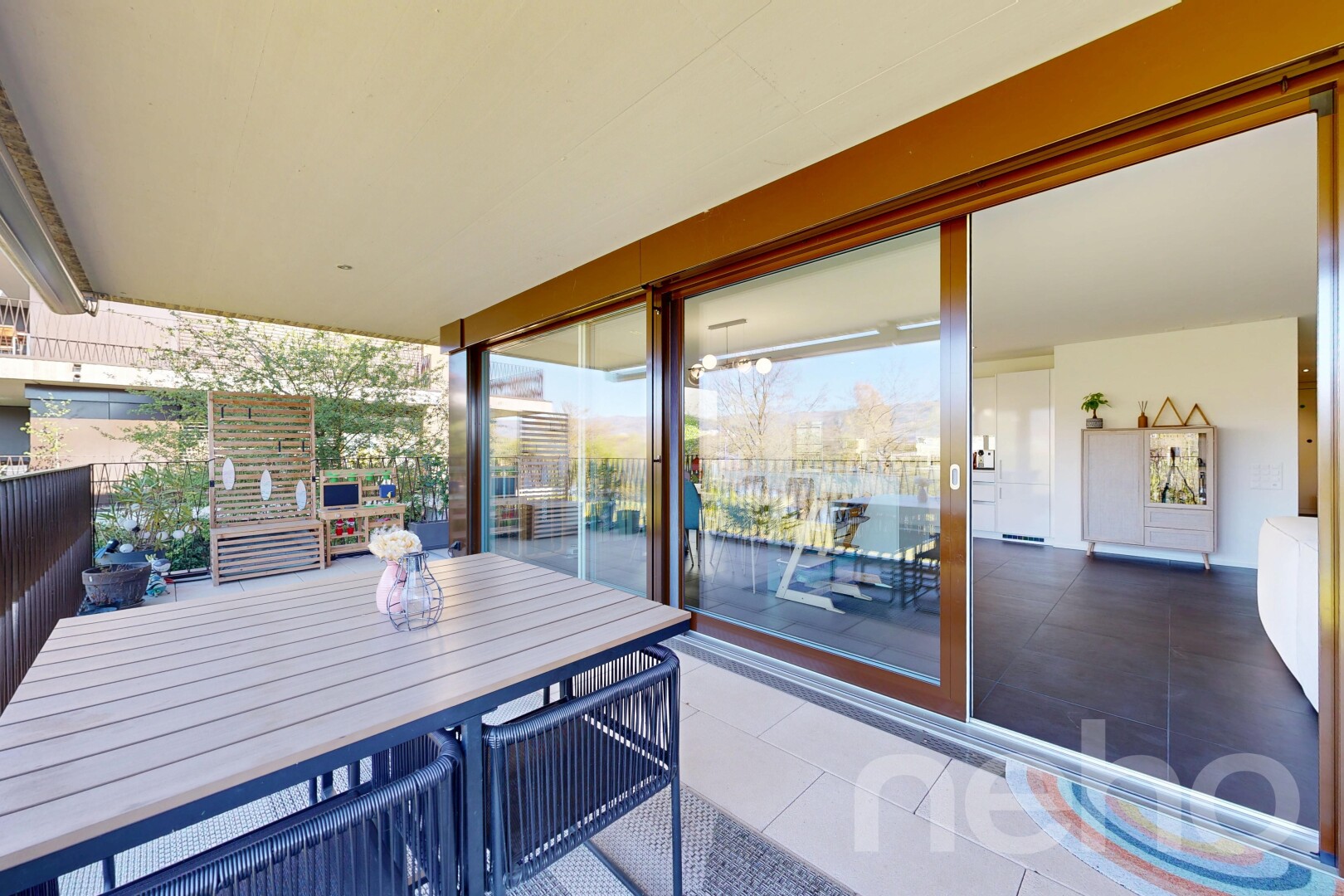 terrasse avec coin repas extérieur