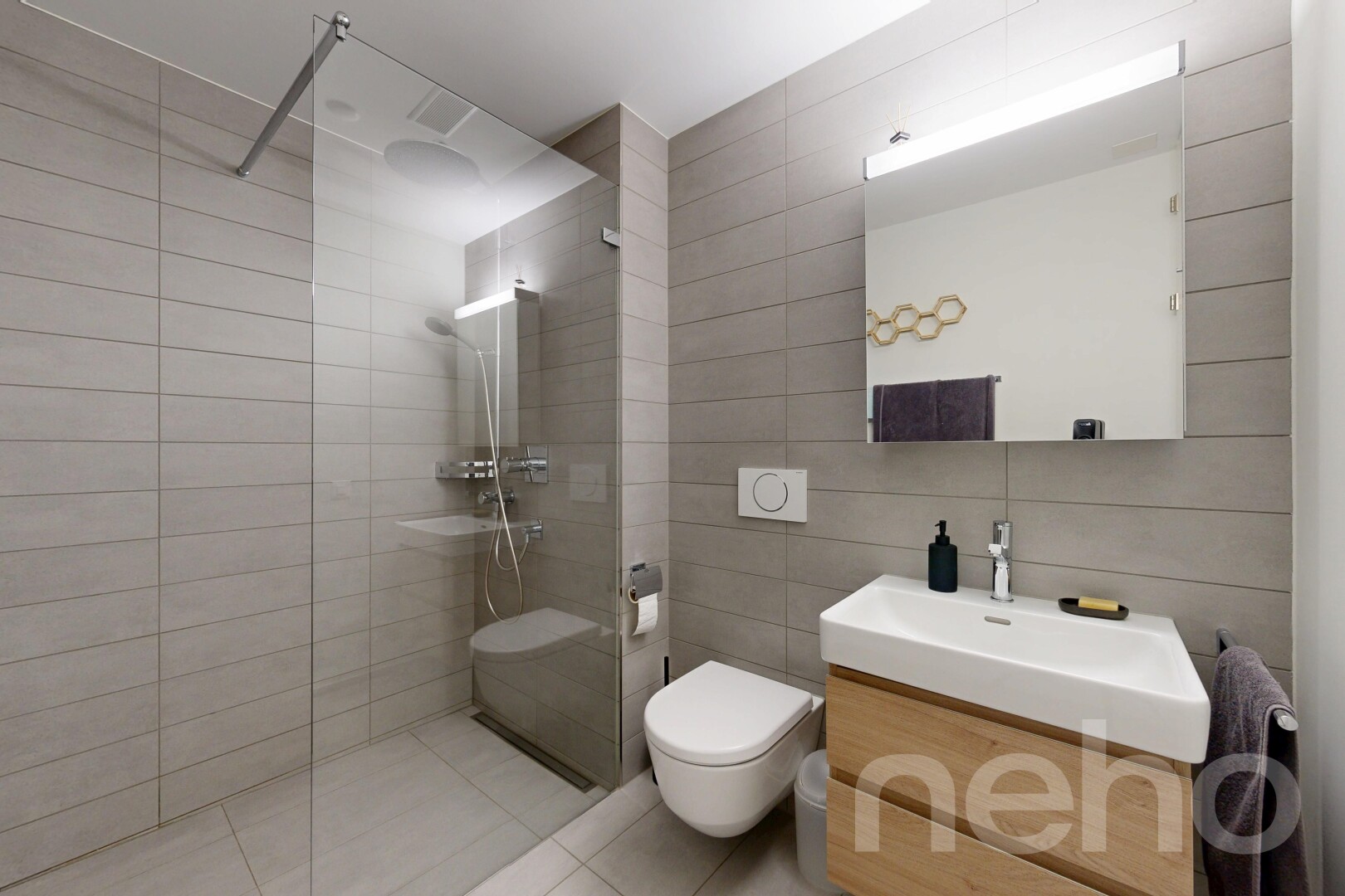 salle de bains avec tile wall, mur en carrelage, miroir, lavabo (ou coiffeuse selon le contexte), et inside property
