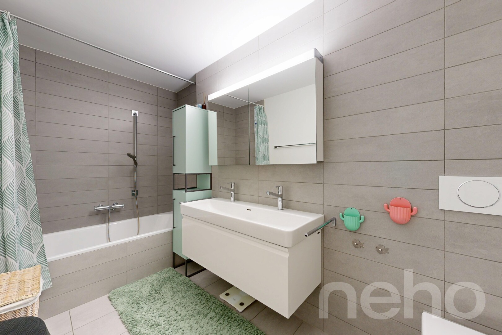 salle de bains avec salle de bain complète, inside property, light floor, douche-bain combinés, et évier