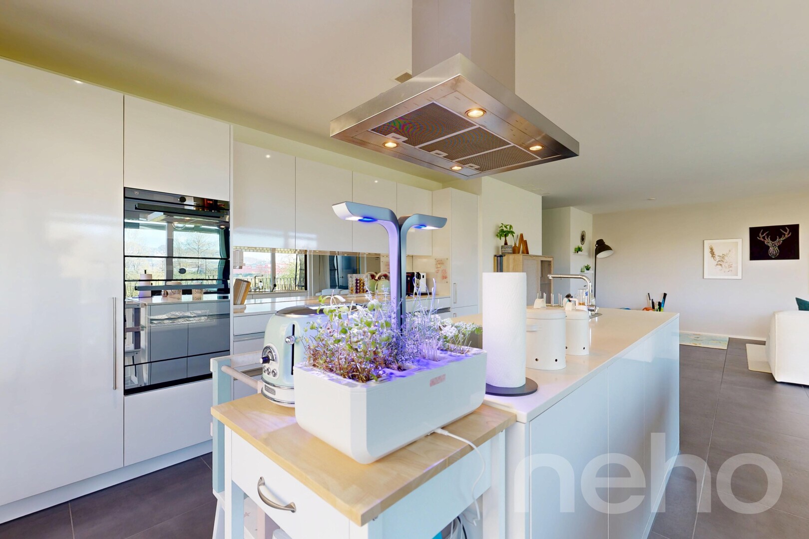 cuisine avec hotte, armoires blanches, white cabinets, plans de travail, et light countertops