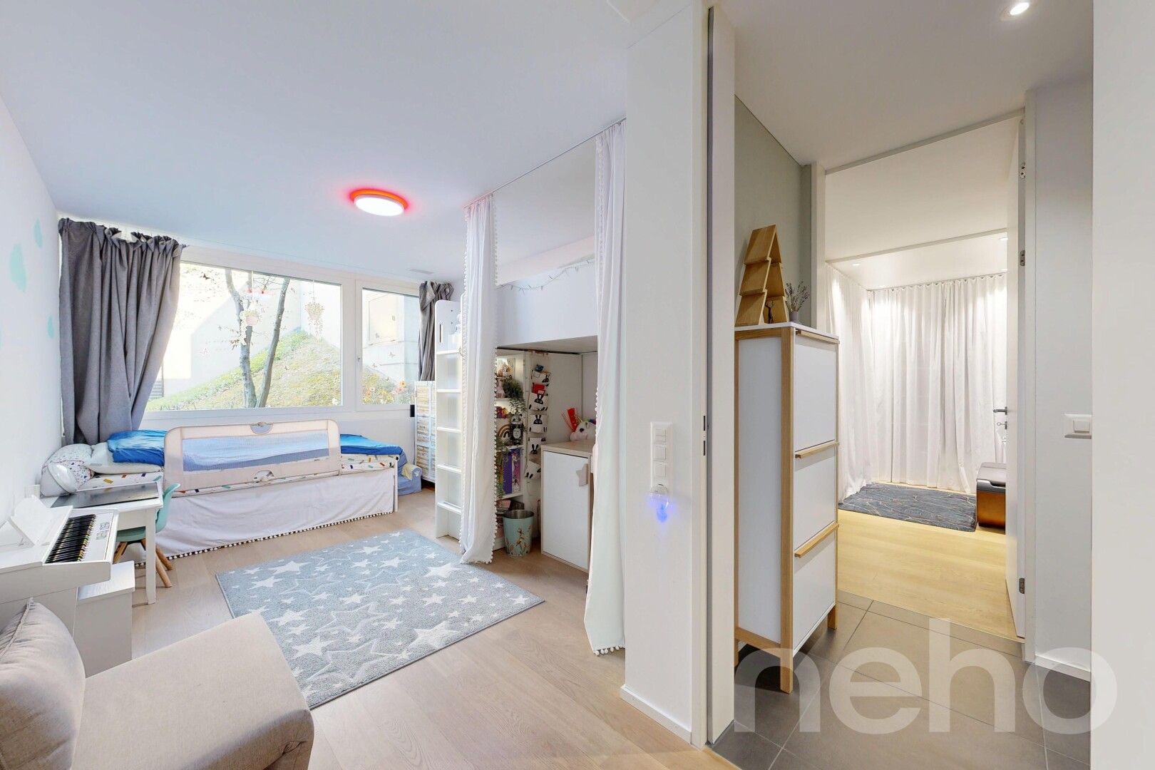 salon avec inside property, cloison sèche, drywall, sol en finition bois, et wood finish floor