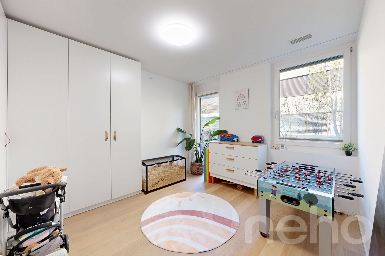chambre avec natural light, lumière naturelle, wood finish floor, sol en finition bois, et light floor