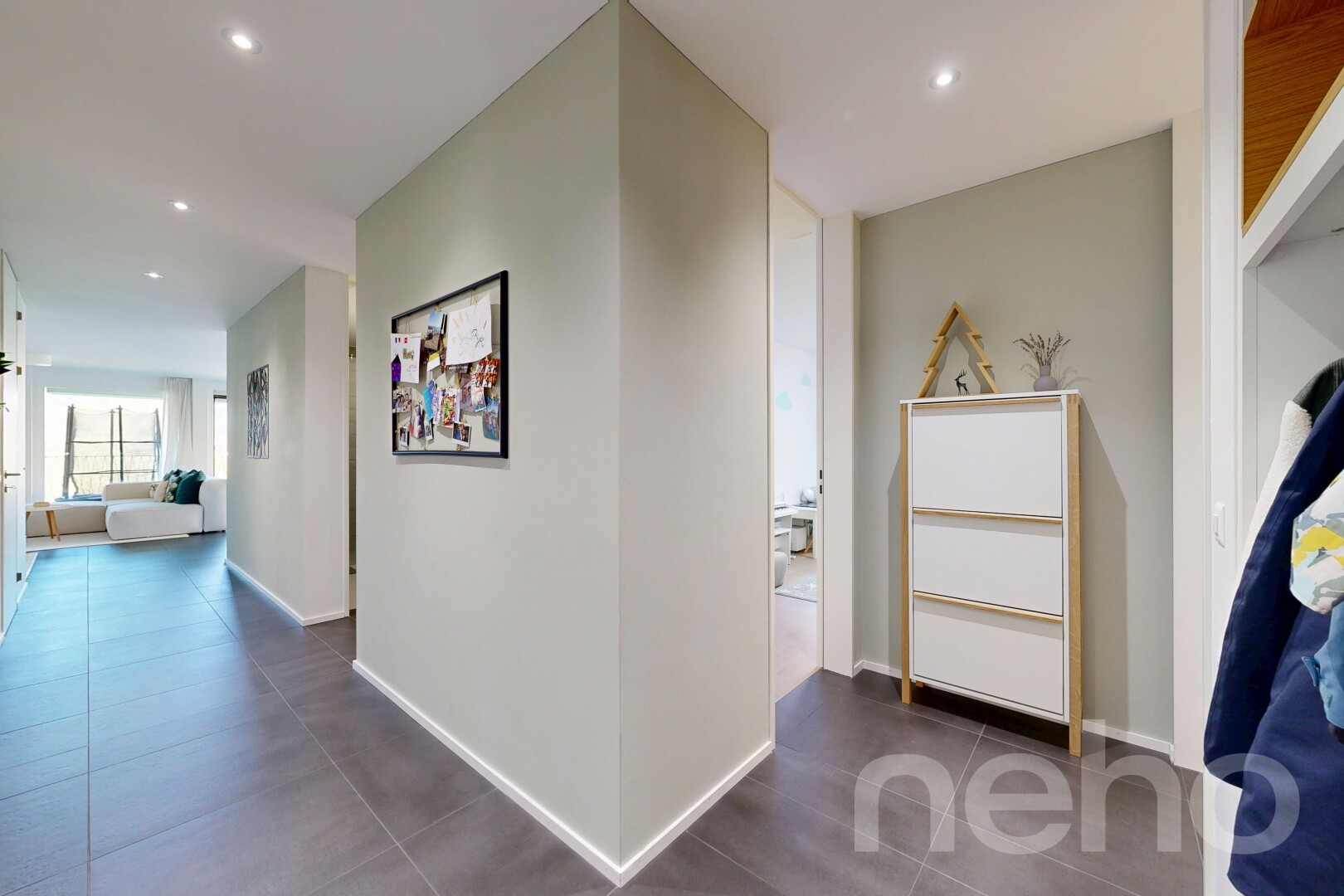 couloir avec inside property, drywall, cloison sèche, natural light, et lumière naturelle