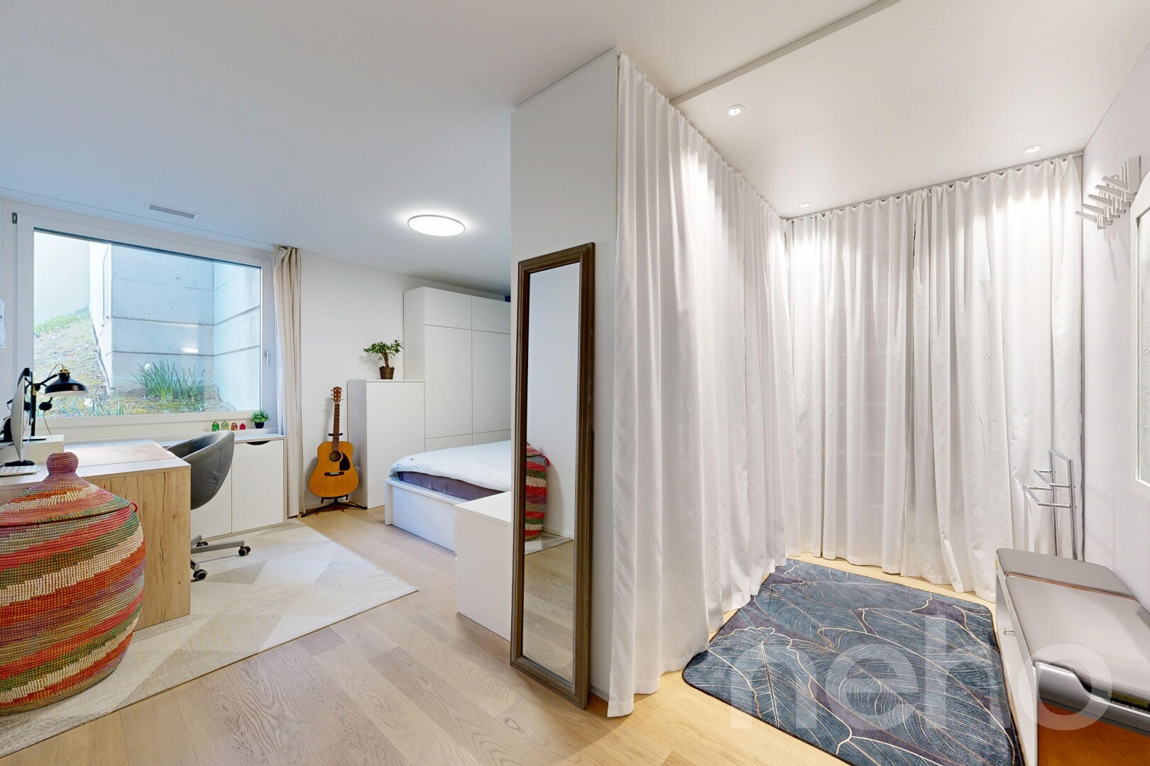 chambre avec wood finish floor, sol en finition bois, natural light, lumière naturelle, et inside property