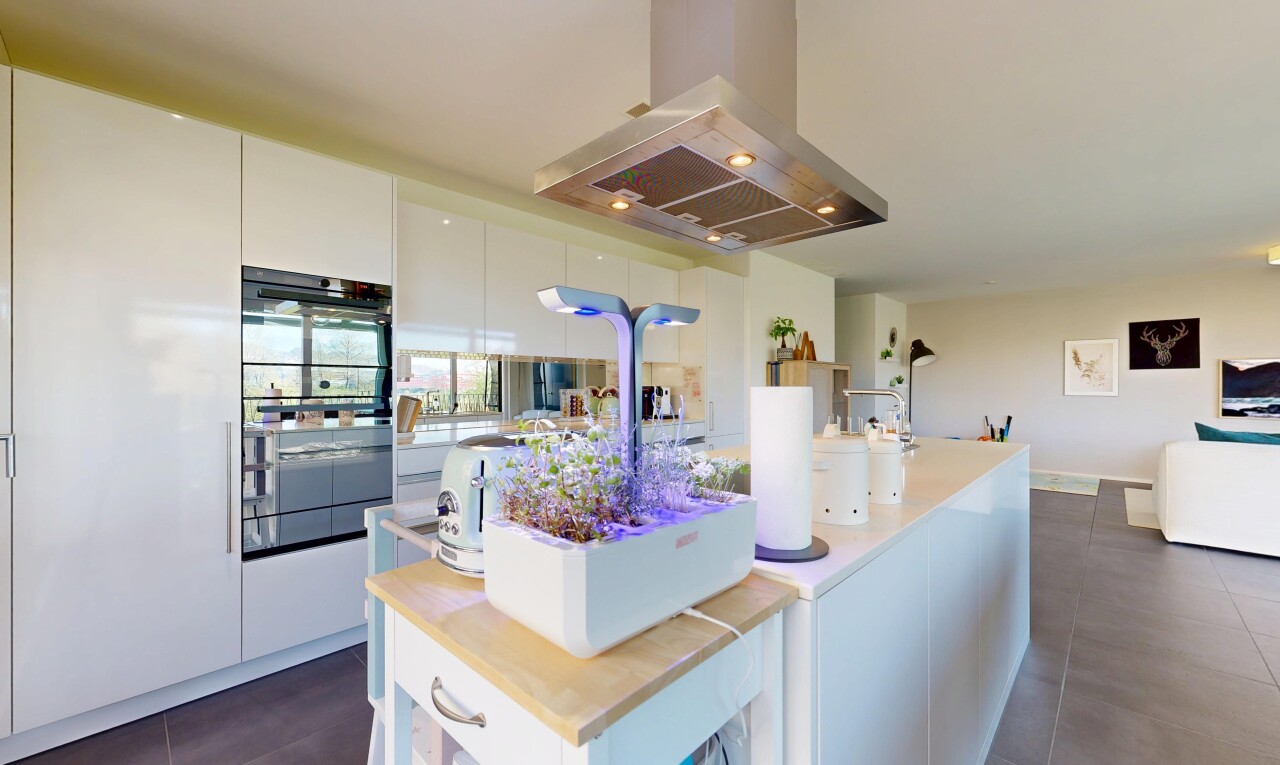 cuisine avec hotte, armoires blanches, white cabinets, plans de travail, et light countertops