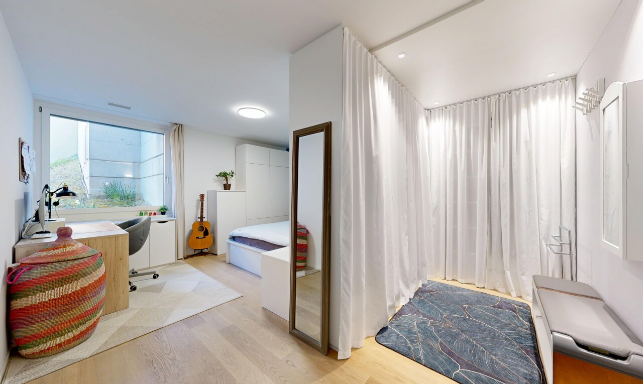 chambre avec wood finish floor, sol en finition bois, natural light, lumière naturelle, et inside property