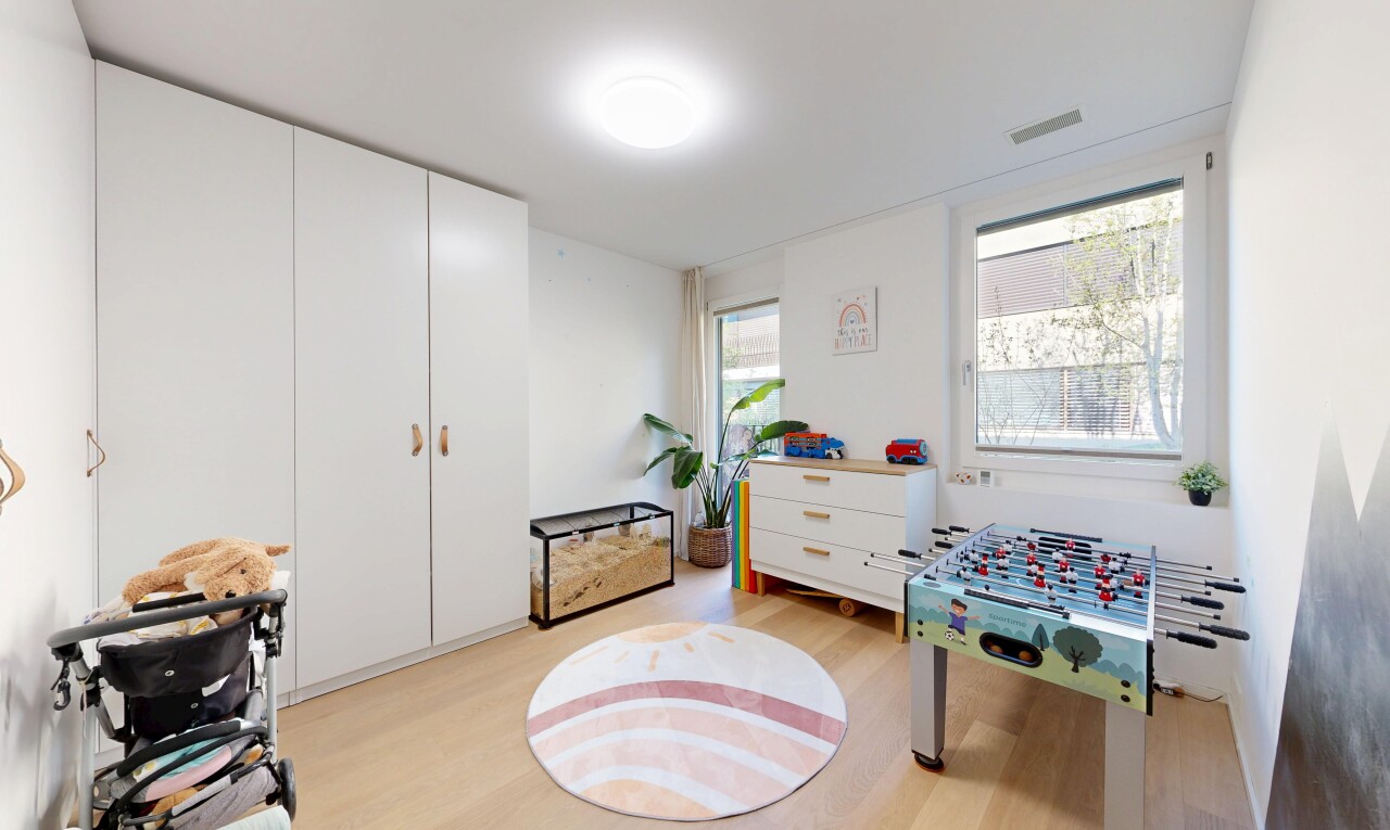 chambre avec natural light, lumière naturelle, wood finish floor, sol en finition bois, et light floor