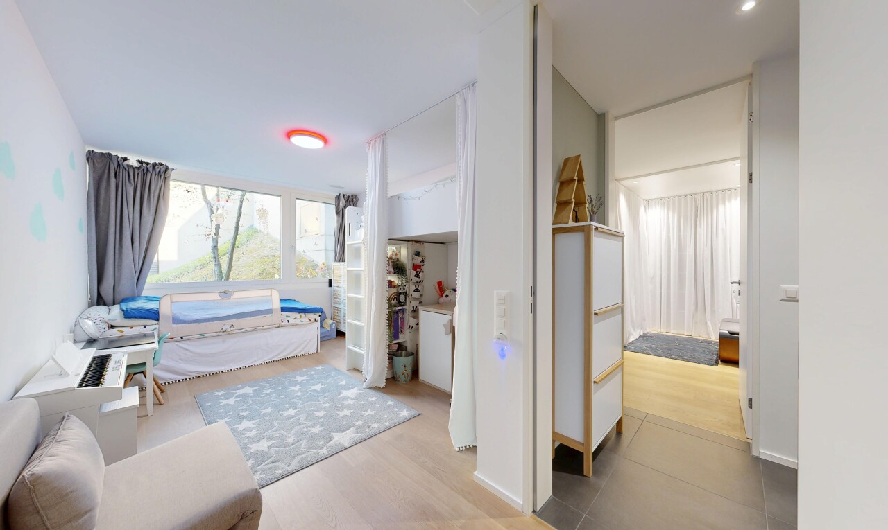 salon avec inside property, cloison sèche, drywall, sol en finition bois, et wood finish floor