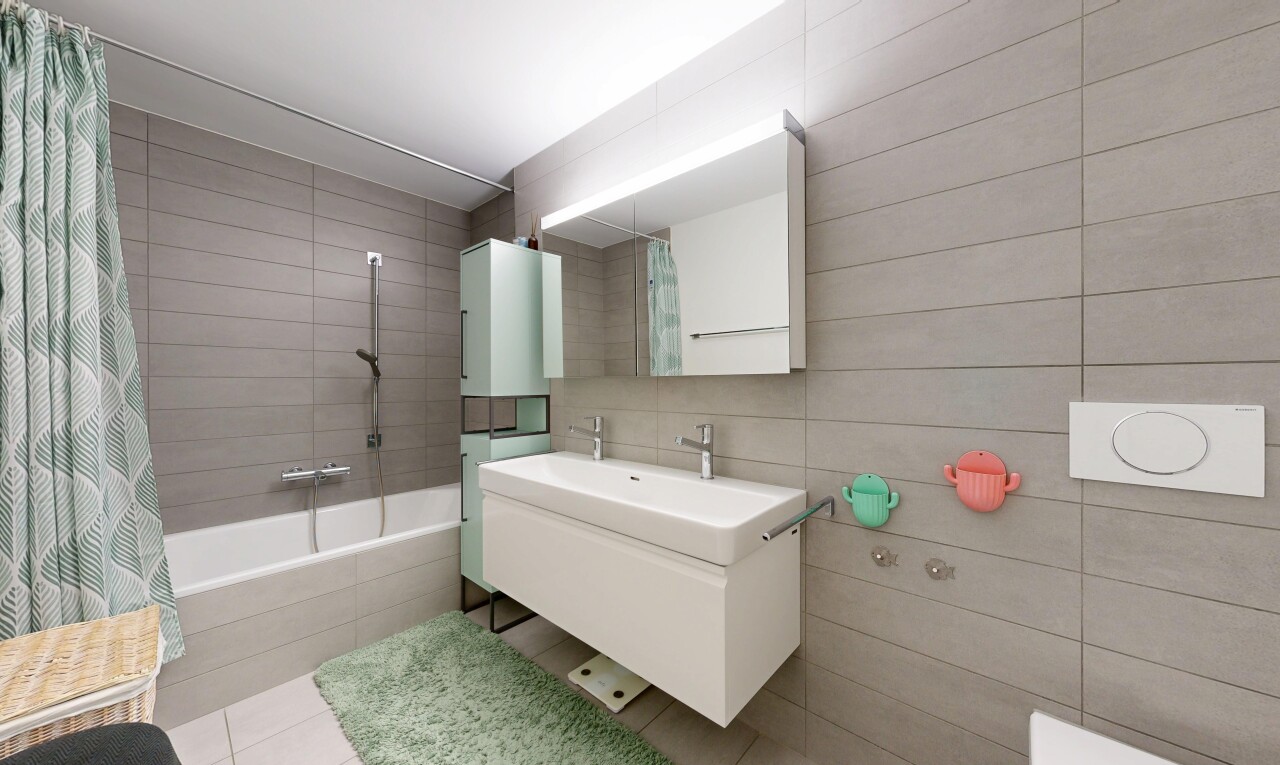 salle de bains avec salle de bain complète, inside property, light floor, douche-bain combinés, et évier