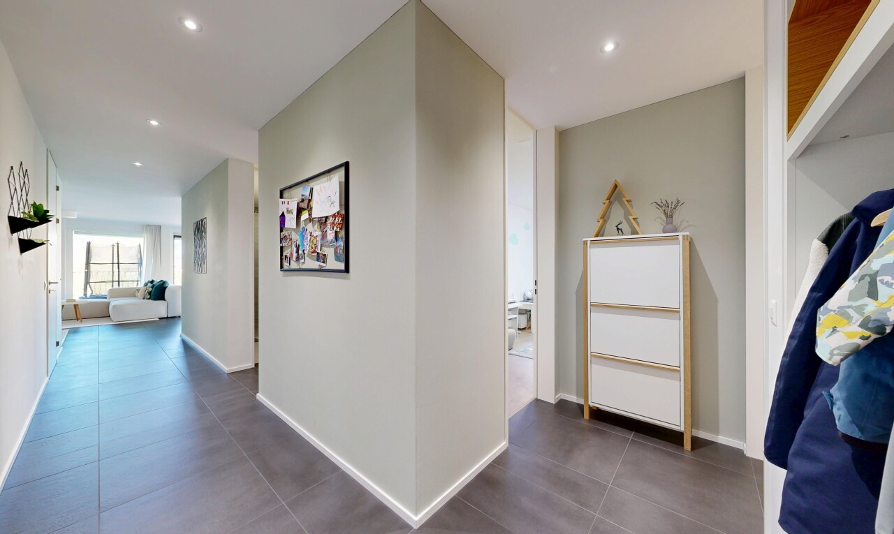 couloir avec inside property, drywall, cloison sèche, natural light, et lumière naturelle