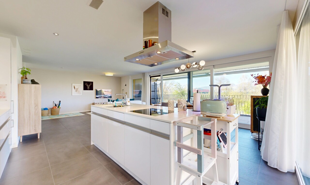 cuisine avec hotte, plans de travail, light countertops, inside property, et îlot de cuisine