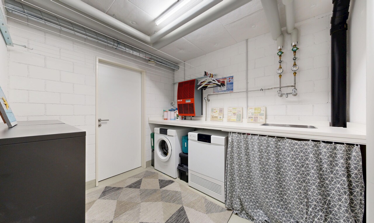 buanderie avec sol en vinyle, vinyl floor, light floor, buanderie, et vinyl tile